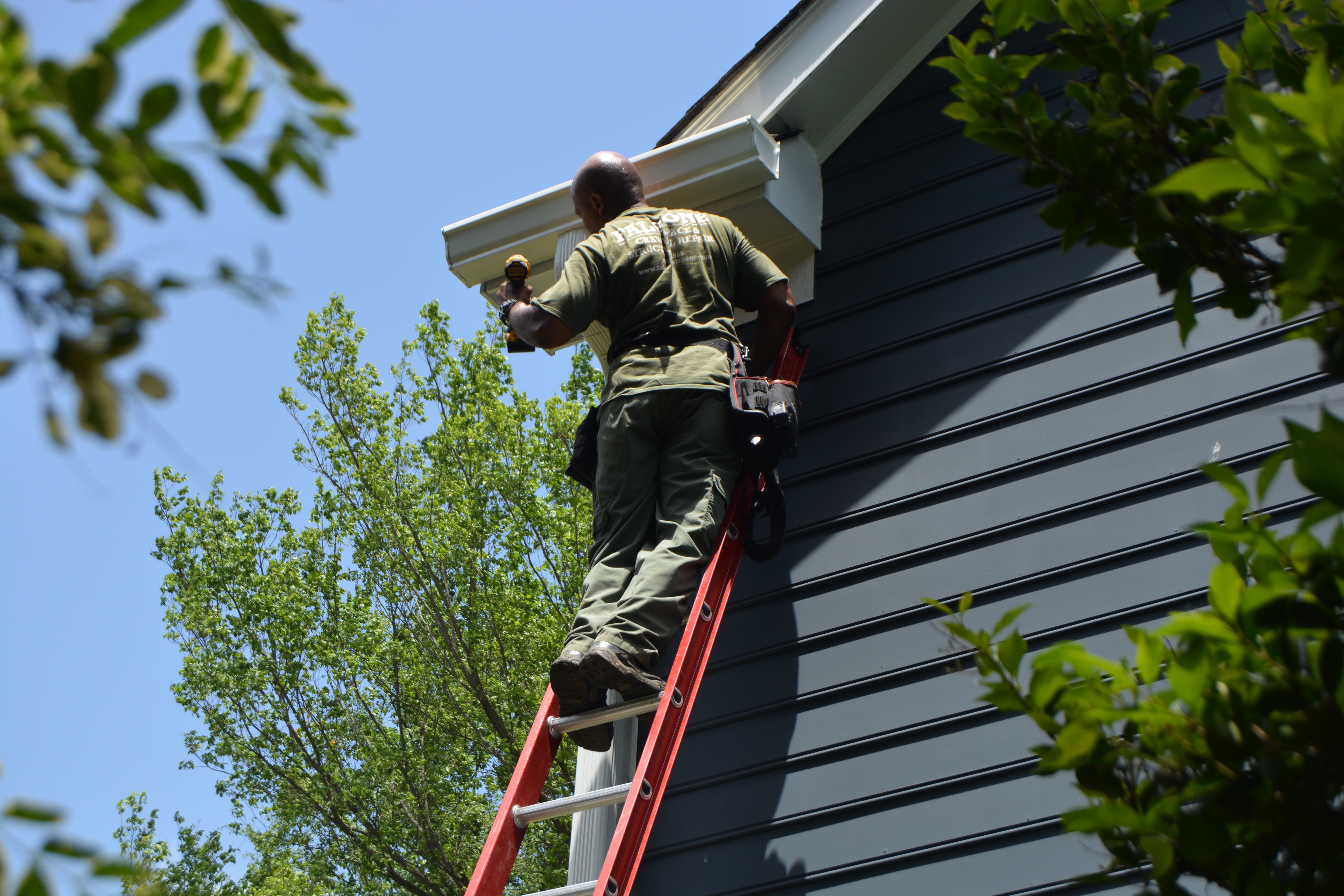 repairing-gutter