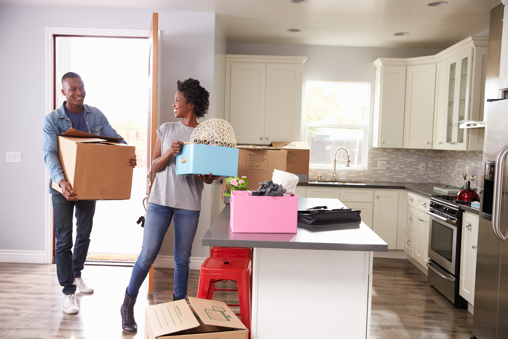 couple-moving-into-home